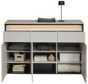 Modernes Sideboard mit offenen Türen, zeigt Regale mit Büchern, Kissen und Dekorationen, aus frontaler Perspektive.