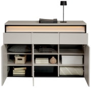 Modern dressoir met open deuren, met planken vol boeken, kussens en decoraties, gezien van voren.