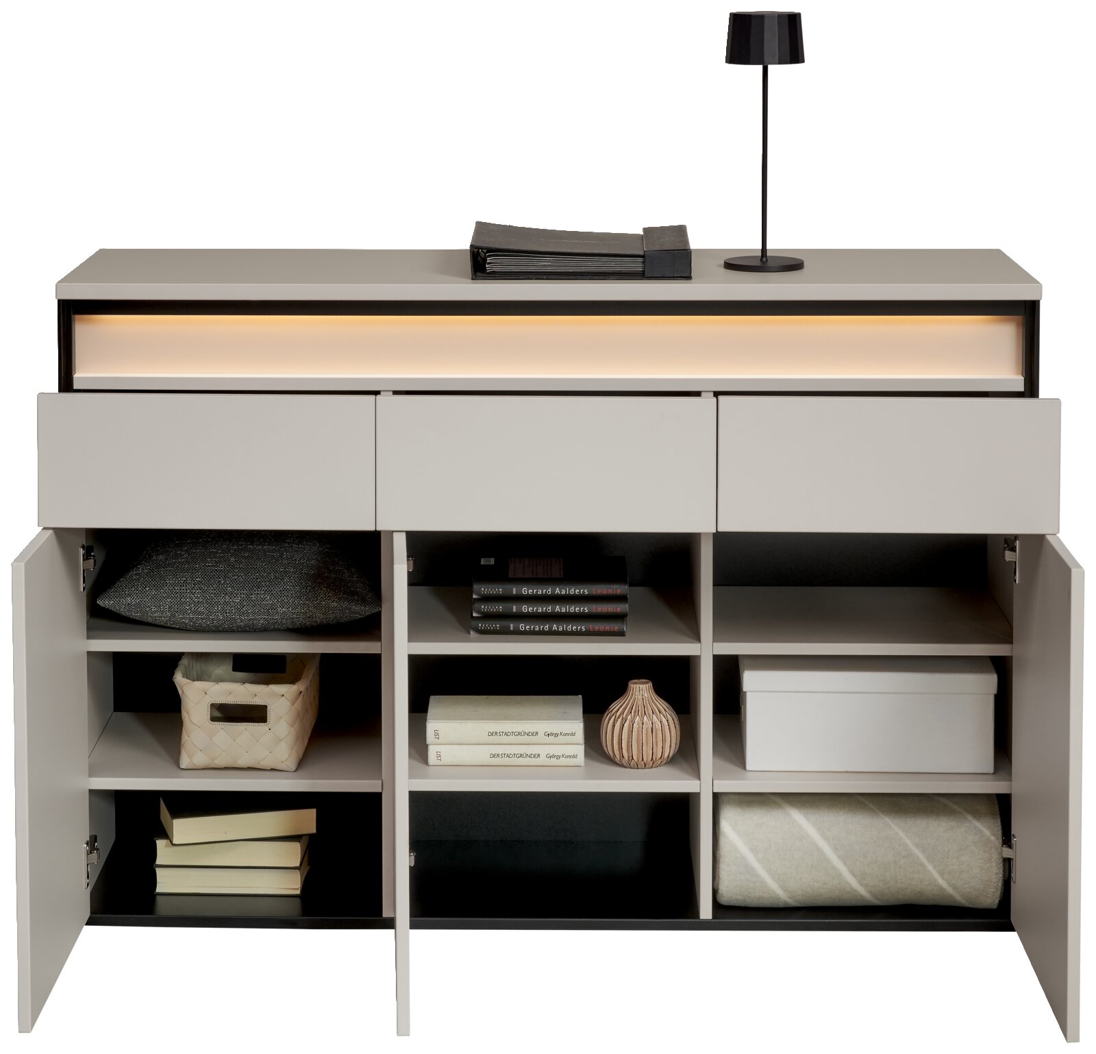 Modern dressoir met open deuren, met planken vol boeken, kussens en decoraties, gezien van voren.
