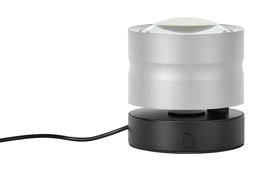 Seitenansicht der LED-Tischleuchte MIKA mit silbernem zylindrischem Leuchtenkopf und schwarzem Sockel.