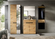 Moderne Flur-Garderobe in Eiche-Optik mit schwarzem Akzent: hoher Schrank mit Spiegel, Kommode mit Schubladen und Wandspiegel sowie Garderobenpaneel mit Hutablage und Haken, frontale Perspektive.