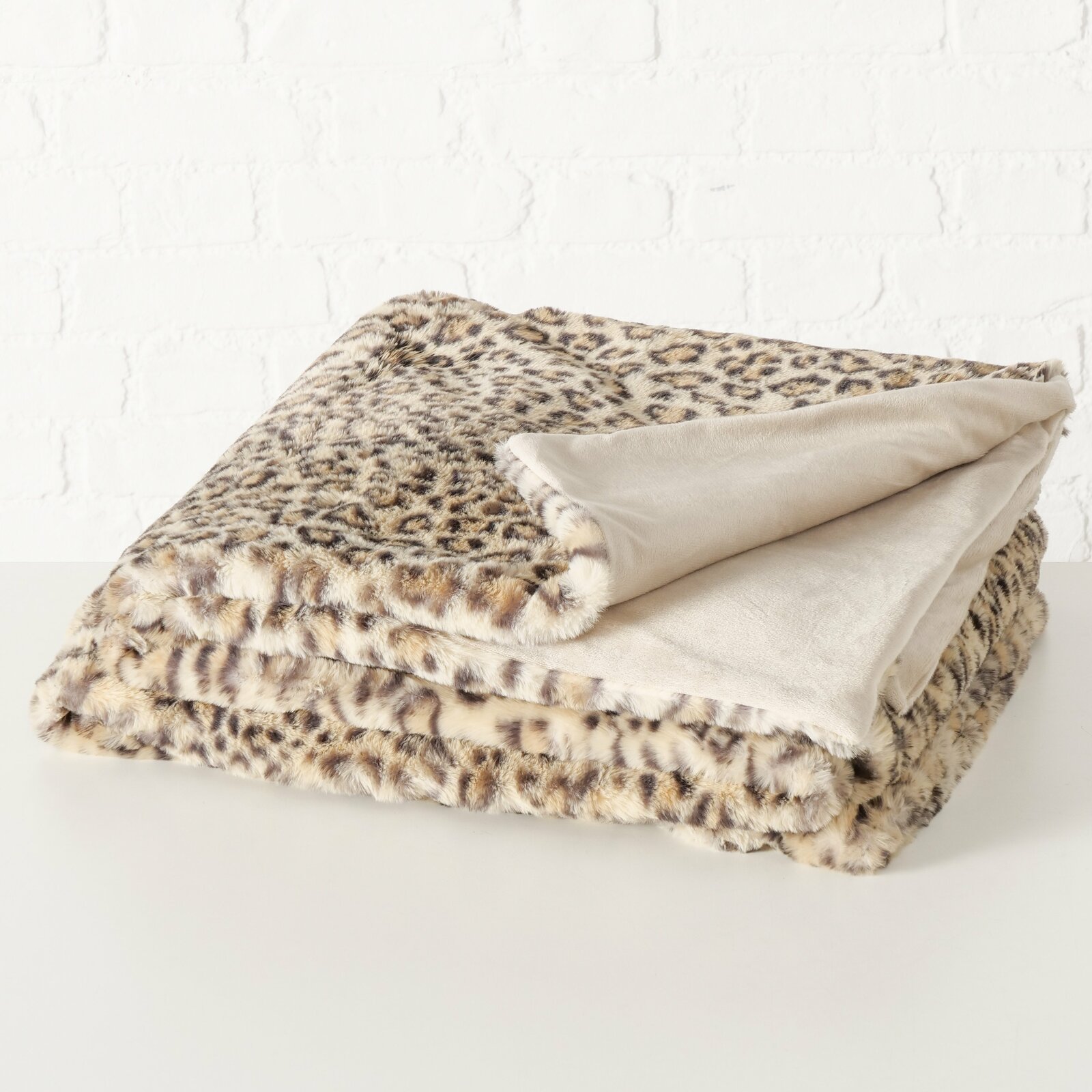 Gefaltete Decke Leony mit Leopardenmuster, seitliche Perspektive