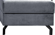 Nahaufnahme eines grauen Schlafsofas in L-Form mit Metallbeinen, seitliche Perspektive