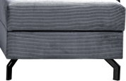 Nahaufnahme eines grauen Schlafsofas in L-Form mit Metallbeinen, seitliche Perspektive