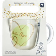 Glazen mok met het opschrift 'Beste opa' in een gouden hartmotief, vooraan gepresenteerd in een geschenkverpakking.