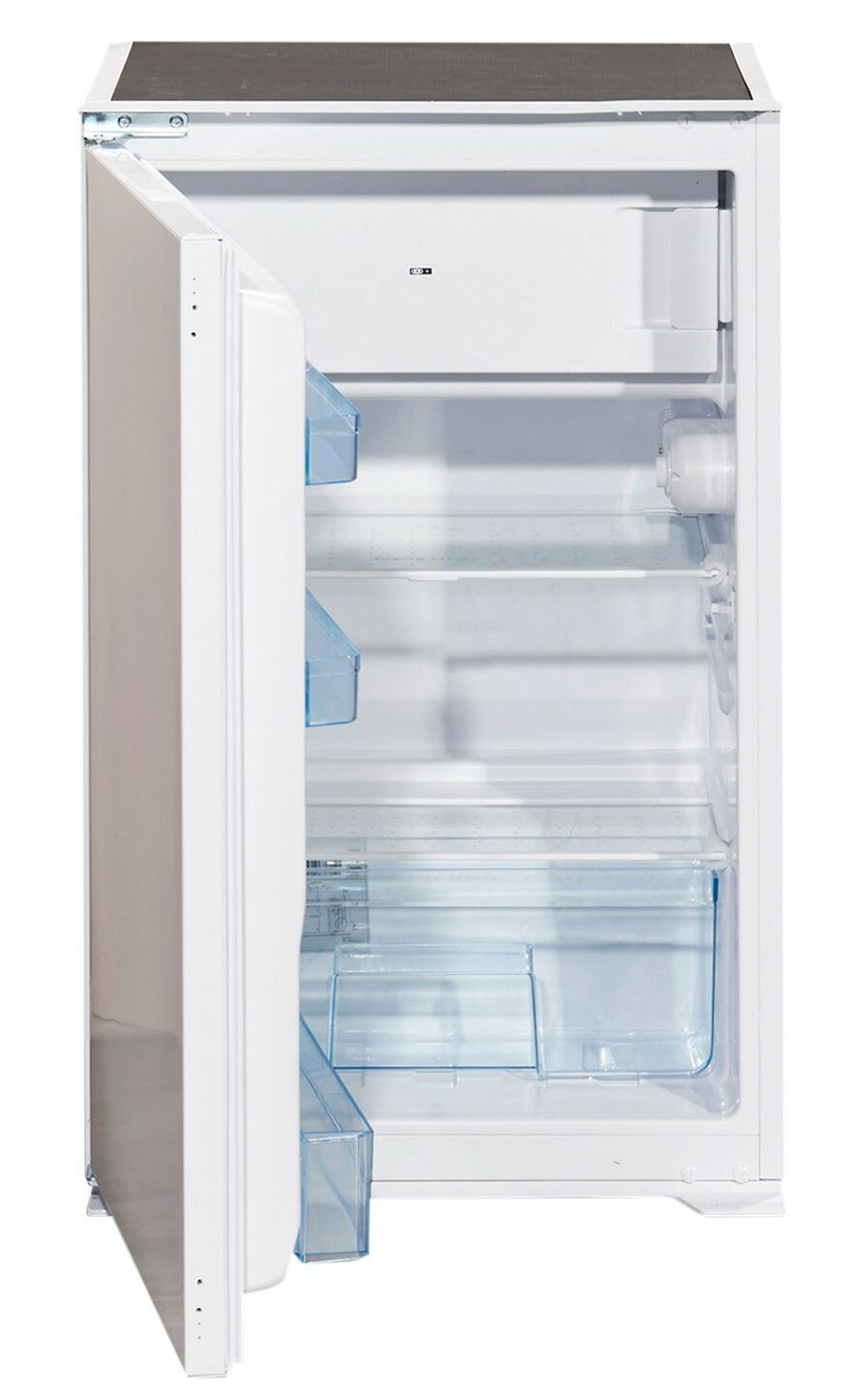 Offener Kühlschrank mit mehreren transparenten Ablagen und einem Gefrierfach, seitliche Perspektive