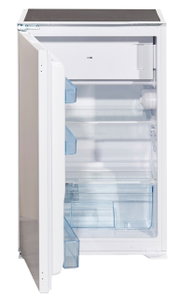 Offener Kühlschrank mit mehreren transparenten Ablagen und einem Gefrierfach, seitliche Perspektive