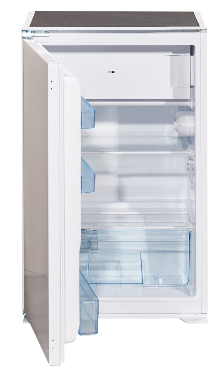 Offener Kühlschrank mit mehreren transparenten Ablagen und einem Gefrierfach, seitliche Perspektive