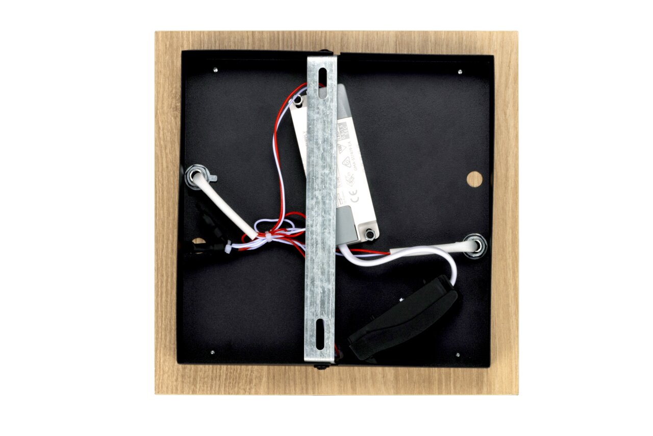 Achterkant van een led-plafondlamp met zichtbare bedrading en metalen frame.
