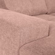 Nahaufnahme einer beigen Sofaecke mit texturierter Stoffoberfläche, Perspektive von der linken Seite.