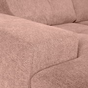 Nahaufnahme einer beigen Sofaecke mit texturierter Stoffoberfläche, Perspektive von der linken Seite.