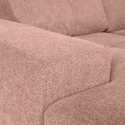 Nahaufnahme einer beigen Sofaecke mit texturierter Stoffoberfläche, Perspektive von der linken Seite.