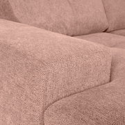 Nahaufnahme einer beigen Sofaecke mit texturierter Stoffoberfläche, Perspektive von der linken Seite.