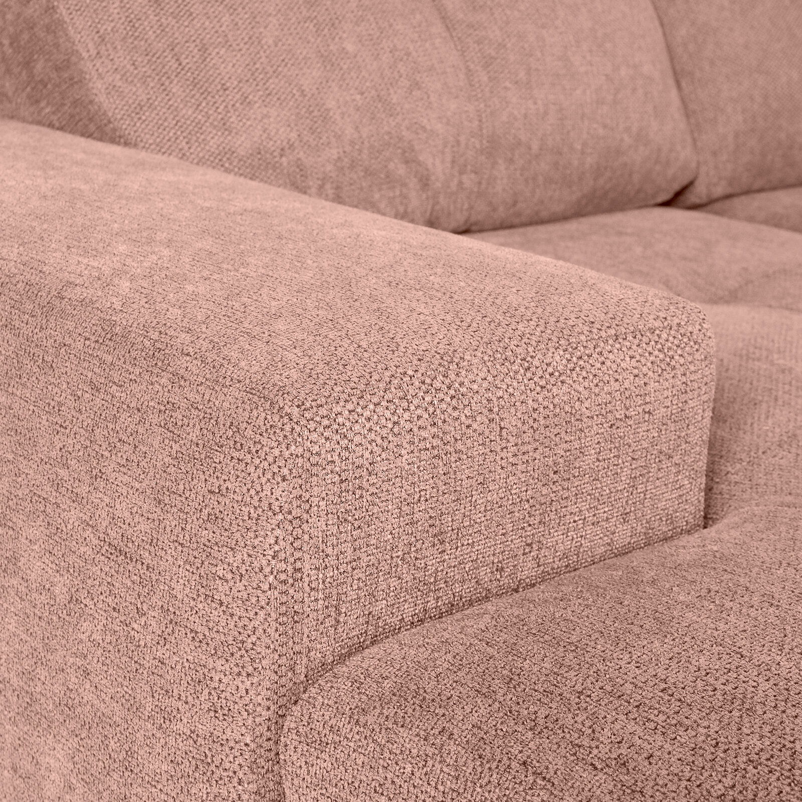 Nahaufnahme einer beigen Sofaecke mit texturierter Stoffoberfläche, Perspektive von der linken Seite.