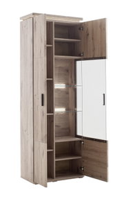 Hoge houten kast in eikenlook met open deuren, witte frontpanelen en binnenvakken inclusief glazen planken, afgebeeld in een licht vooraanzicht (3/4-perspectief) tegen een witte achtergrond.