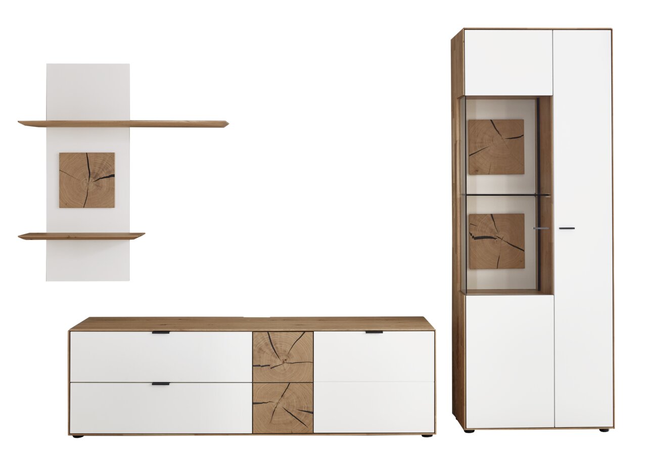 Moderne wandcombinatie in wit en houtkleur, bestaande uit een hoge kast met glazen deur, een lage tv-kast en een wandrek. Vooraanzicht.