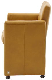 Seitenansicht eines gelben Sessels mit Rollen