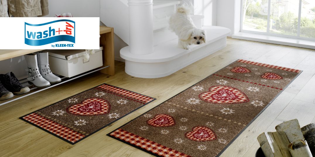 Ein Flur mit herzgemusterten Teppichen mit einem Logo für 