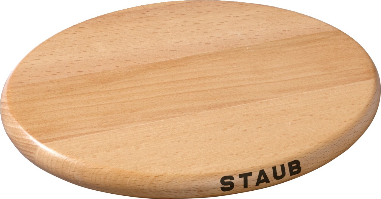 Staub Magnetischer Topfuntersetzer Runder magnetischer Topfuntersetzer aus Holz mit der Aufschrift 'STAUB', aus der Vogelperspektive.