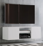 Wandmontiertes weißes TV-Lowboard mit zwei Schiebetüren und offenem Fach mit AV-Receiver darunter, darüber ein flacher Samsung-Fernseher an Betonwand; Frontansicht leicht von links