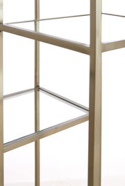 Nahaufnahme eines modernen Standregals mit Glasböden und einem Metallrahmen, seitliche Perspektive.