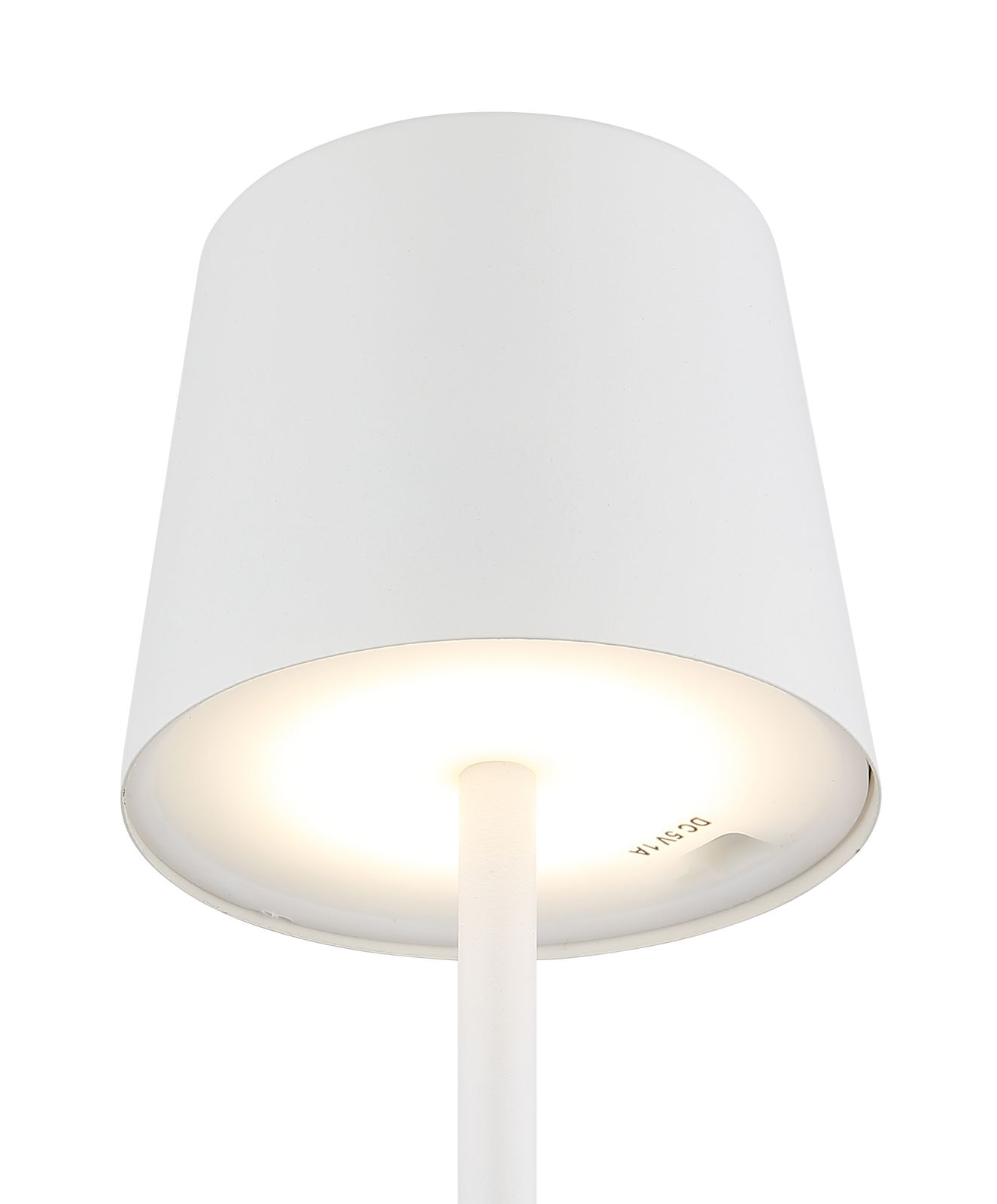 Nahaufnahme einer weißen Tischleuchte mit zylindrischem Lampenschirm, von unten betrachtet.