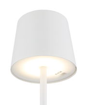 Nahaufnahme einer weißen Tischleuchte mit zylindrischem Lampenschirm, von unten betrachtet.