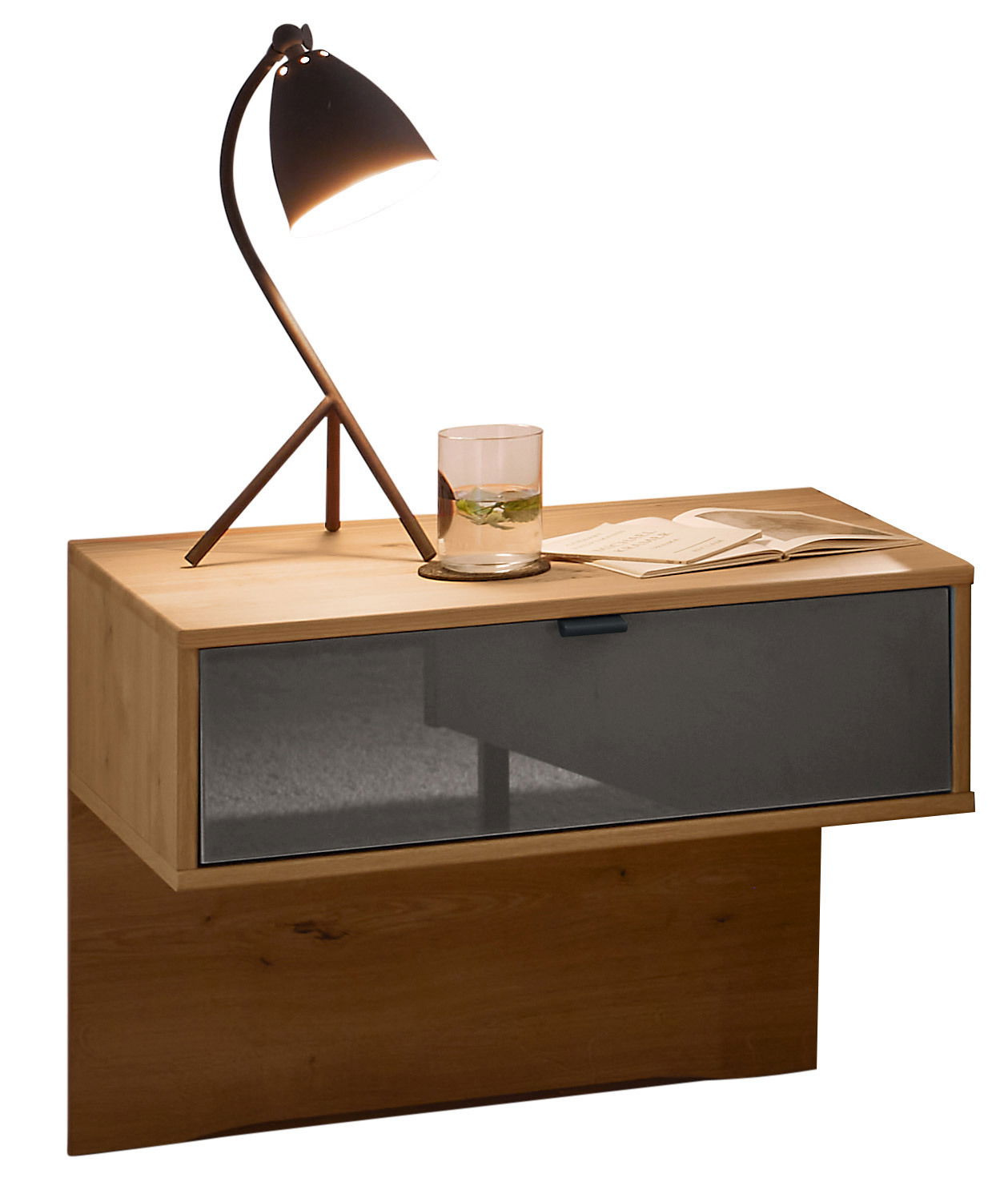 Dieter Knoll Nachtschrank-Paar ALESA Moderner Nachtschrank aus Holz mit einer Schublade in dunklem Glas, darauf eine stilvolle Lampe und ein Glas Wasser, seitliche Perspektive.