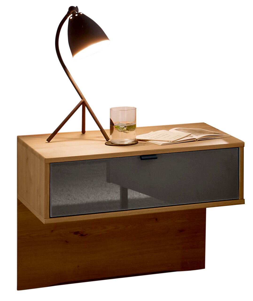 Modern houten nachtkastje met een lade van donker glas, met daarop een stijlvolle lamp en een glas water, gezien vanuit de zijkant.