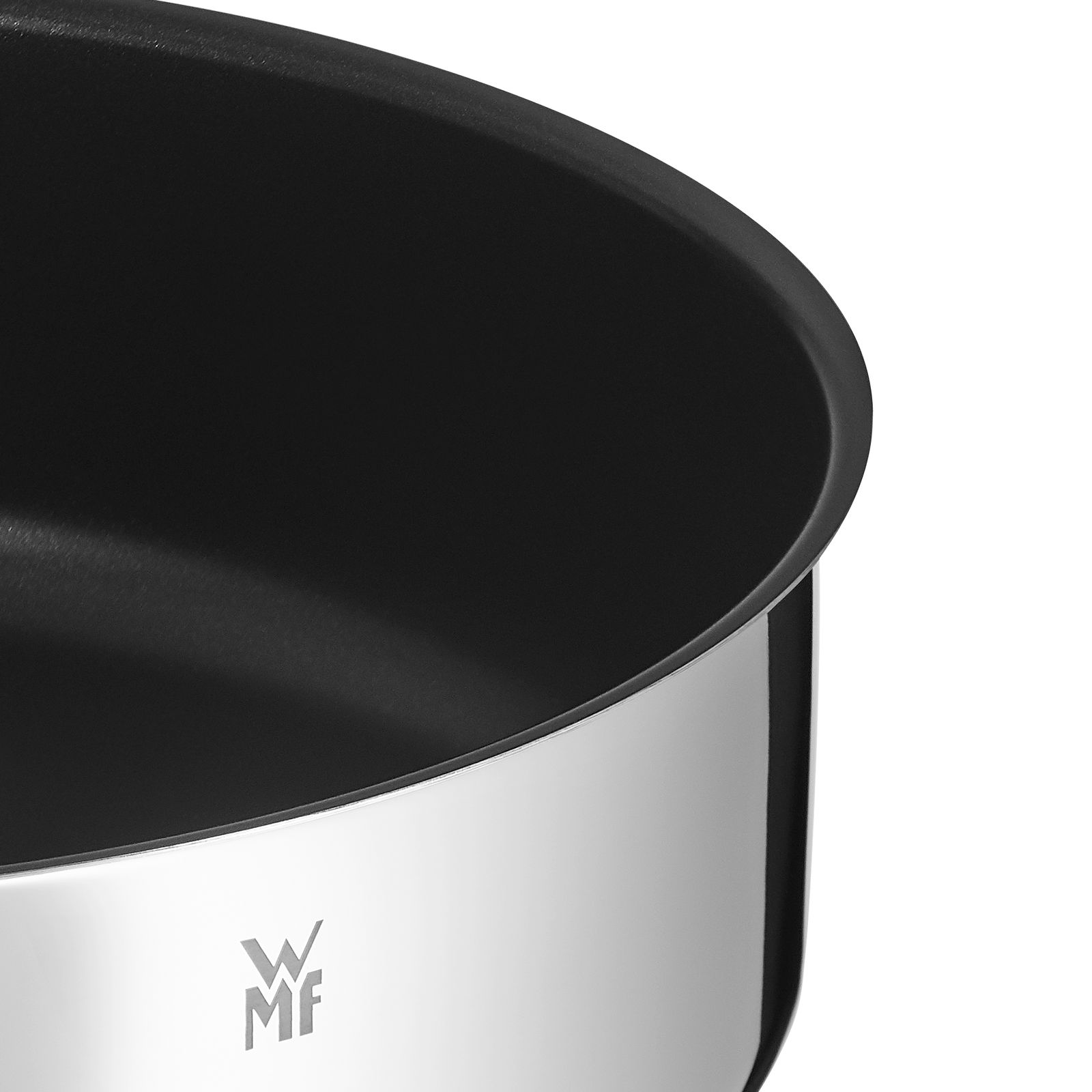 Nahaufnahme einer glänzenden Servierschmorpfanne mit schwarzer Innenbeschichtung und WMF-Logo.