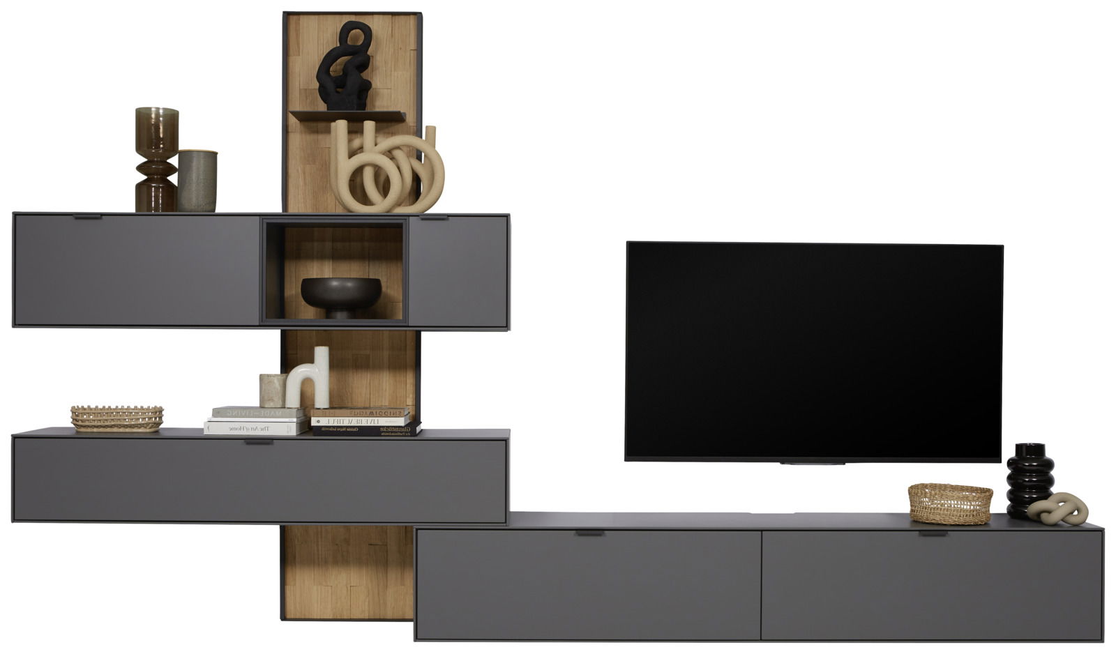 Moderne Wandkombination in dunklem Grau mit Holzakzenten, bestehend aus mehreren Schränken und Regalen, dekoriert mit Büchern und Vasen, frontal betrachtet.