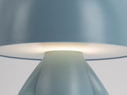 Nahaufnahme einer blauen LED-Tischlampe mit leuchtendem Schirm, seitliche Perspektive.