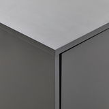 Ecke eines modernen, grauen Sideboards aus der Vogelperspektive