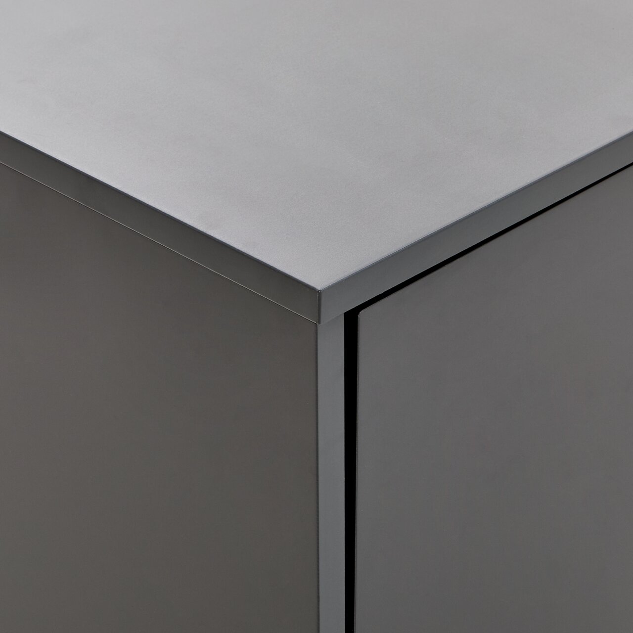 Ecke eines modernen, grauen Sideboards aus der Vogelperspektive