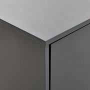 Ecke eines modernen, grauen Sideboards aus der Vogelperspektive