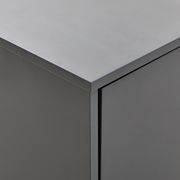 Ecke eines modernen, grauen Sideboards aus der Vogelperspektive