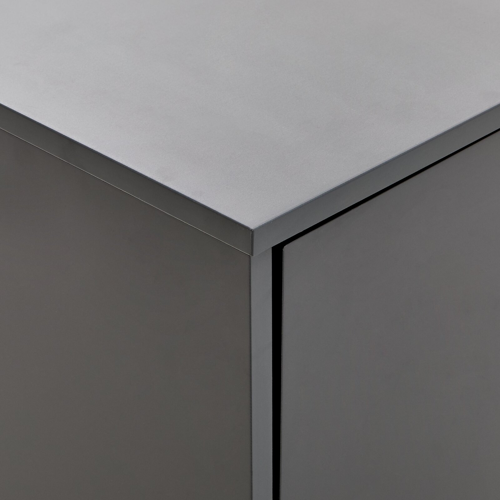 Ecke eines modernen, grauen Sideboards aus der Vogelperspektive
