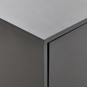 Ecke eines modernen, grauen Sideboards aus der Vogelperspektive