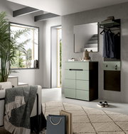 Modernes Flur-Set mit mintgrüner Kommode, Wandspiegel und Garderobenpaneel mit Kleiderstange und Haken an grauer Betonwand, seitliche Perspektive im hellen Eingangsbereich