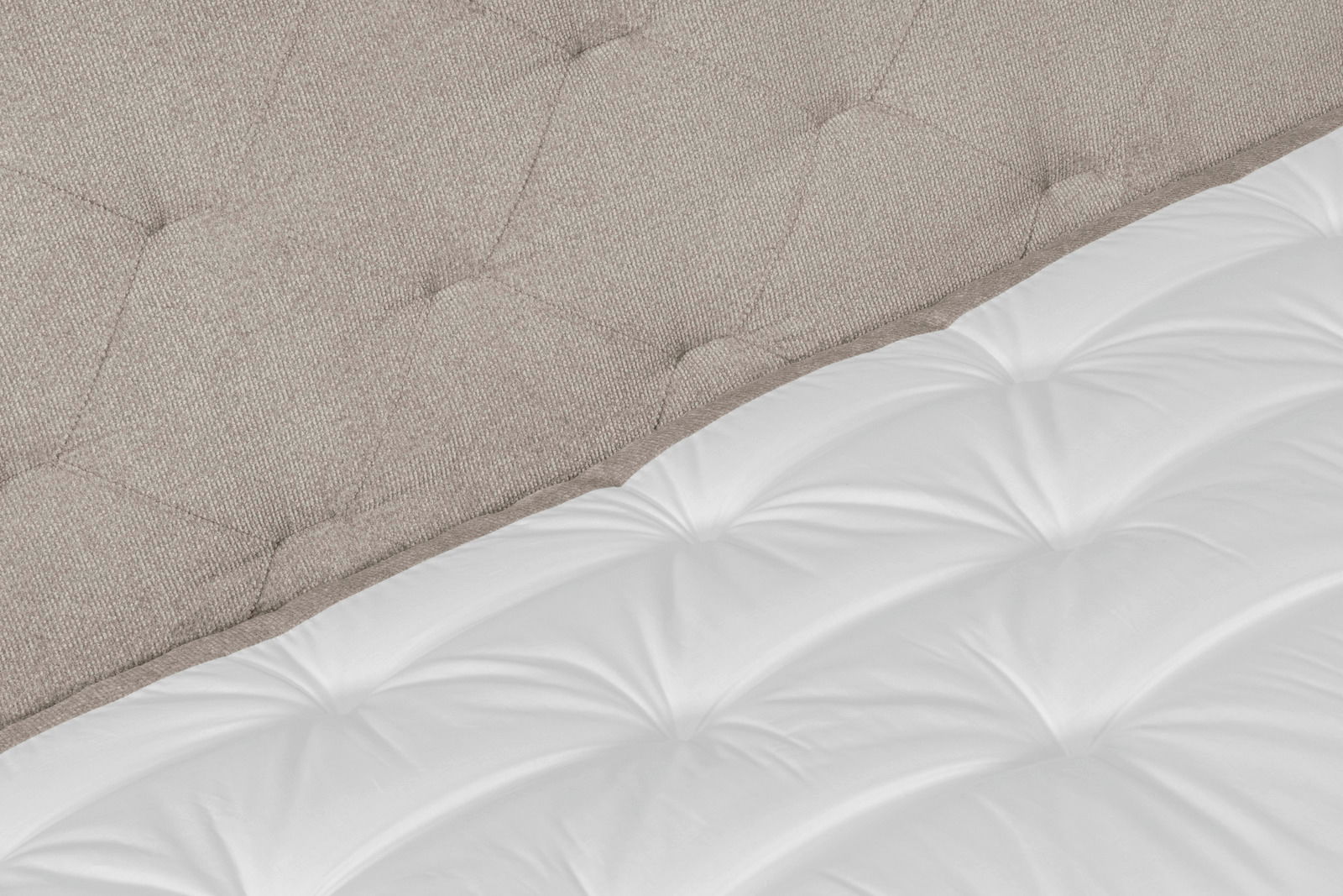 Nahaufnahme eines Boxspringbetts mit gepolstertem Kopfteil in Beige und weißer Matratze, seitliche Perspektive