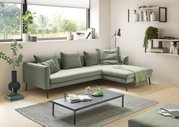 Grünes Ecksofa in modernem Wohnzimmer, seitliche Perspektive