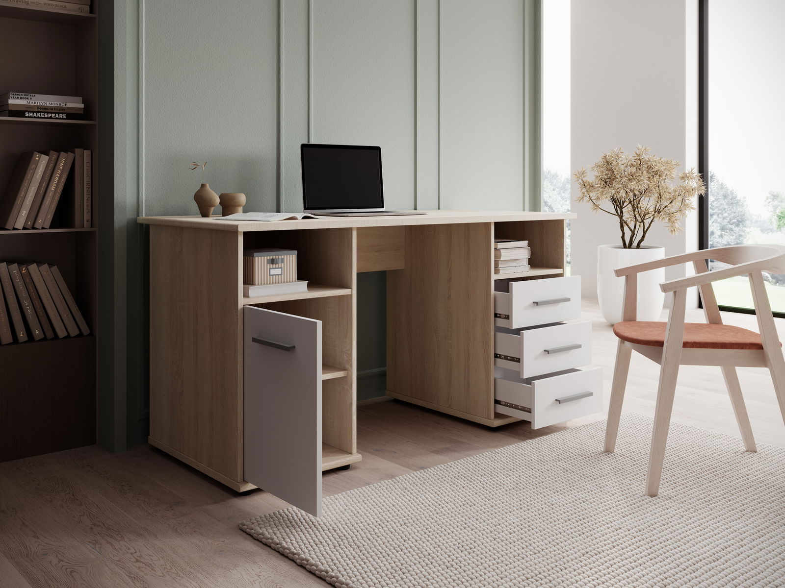 Moderner Schreibtisch aus Holz mit offenen und geschlossenen Fächern, von vorne betrachtet. Der Schreibtisch steht in einem stilvoll eingerichteten Raum mit einem Stuhl und einem Fenster im Hintergrund.