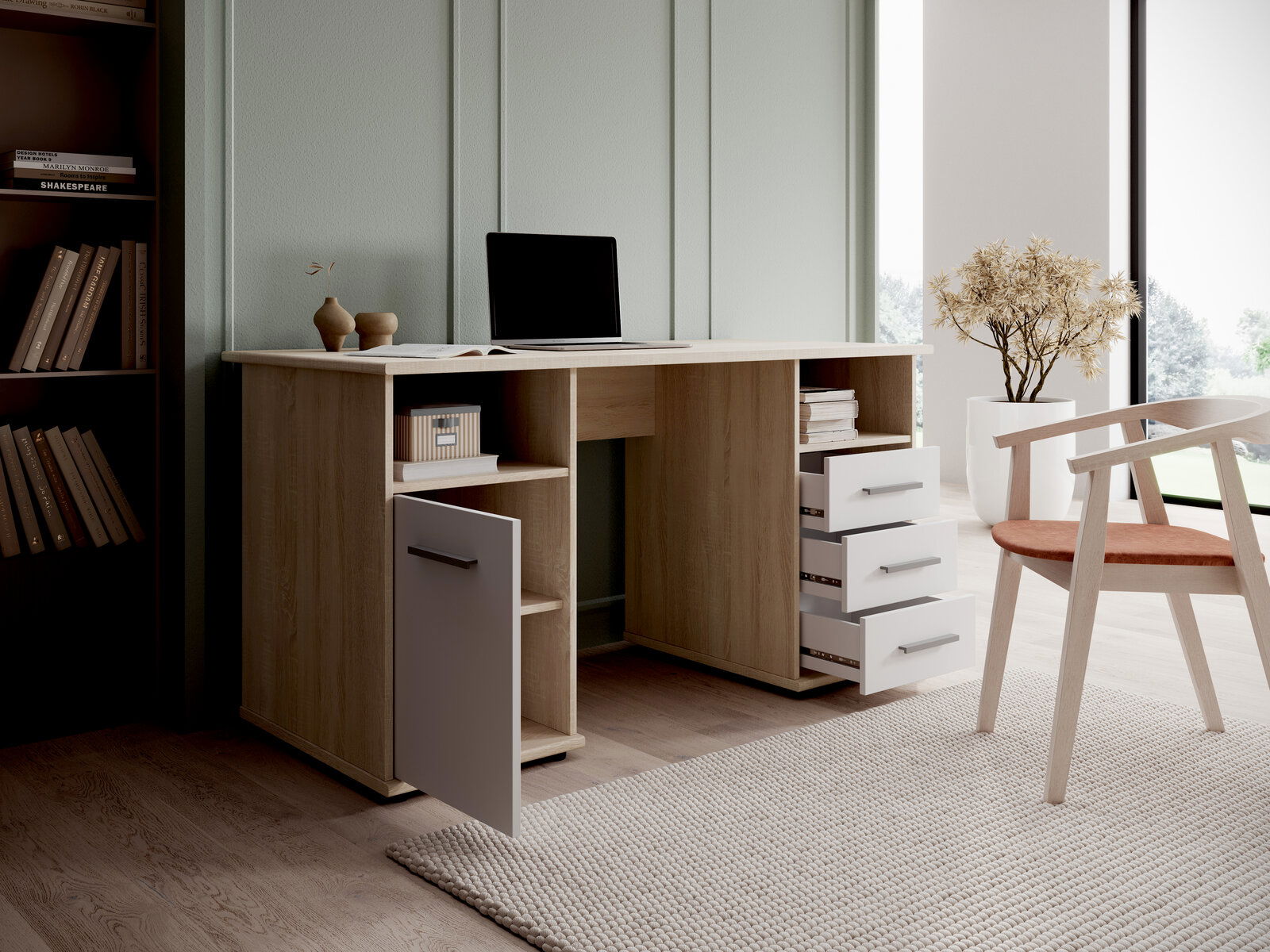 Moderner Schreibtisch aus Holz mit offenen und geschlossenen Fächern, von vorne betrachtet. Der Schreibtisch steht in einem stilvoll eingerichteten Raum mit einem Stuhl und einem Fenster im Hintergrund.