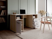 Moderner Schreibtisch aus Holz mit offenen und geschlossenen Fächern, von vorne betrachtet. Der Schreibtisch steht in einem stilvoll eingerichteten Raum mit einem Stuhl und einem Fenster im Hintergrund.