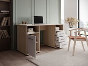 Moderner Schreibtisch aus Holz mit offenen und geschlossenen Fächern, von vorne betrachtet. Der Schreibtisch steht in einem stilvoll eingerichteten Raum mit einem Stuhl und einem Fenster im Hintergrund.