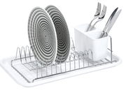 Geschirrabtropfständer aus Metall mit zwei gestapelten Tellern und Besteckhalter, seitliche Perspektive