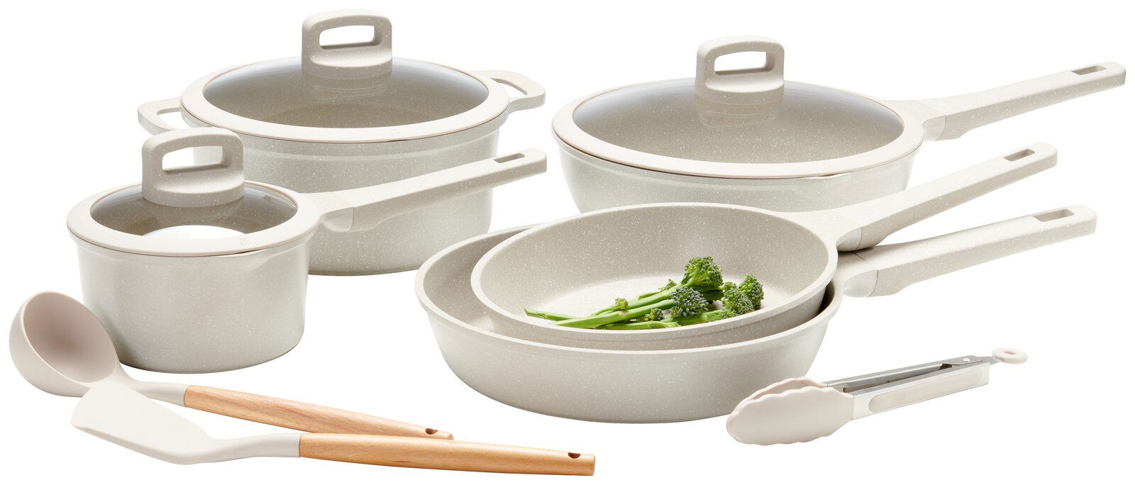 Kochset aus acht Teilen in heller Farbe, bestehend aus Töpfen und Pfannen mit Deckeln, sowie Küchenutensilien. Perspektive von vorne.