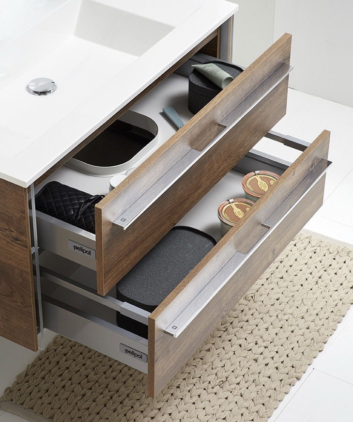 Badezimmerschrank mit zwei offenen Schubladen, Holzoptik, von oben betrachtet