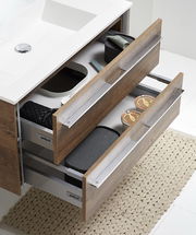 Badezimmerschrank mit zwei offenen Schubladen, Holzoptik, von oben betrachtet