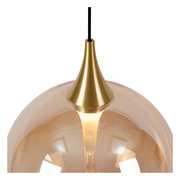 Nahaufnahme einer Hängeleuchte mit goldener Spitze und transparentem, kugelförmigem Schirm, von oben betrachtet.